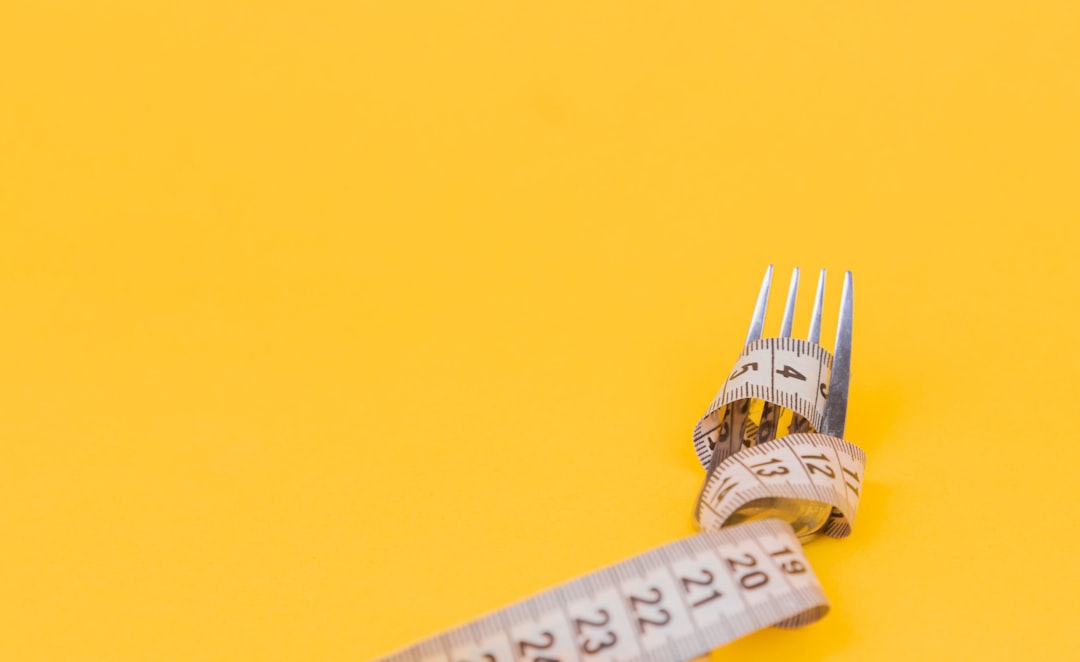 Fita métrica em mesa branca representando o ajuste da dieta com base no metabolismo basal