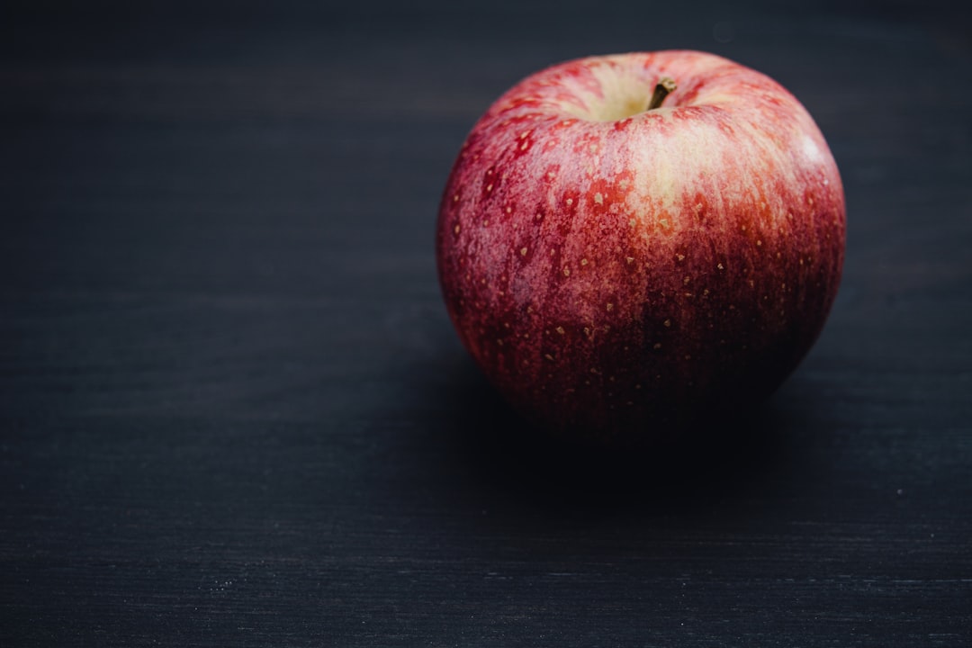 Maçã sobre superfície clara representando alimento de alta densidade nutricional e baixa caloria
