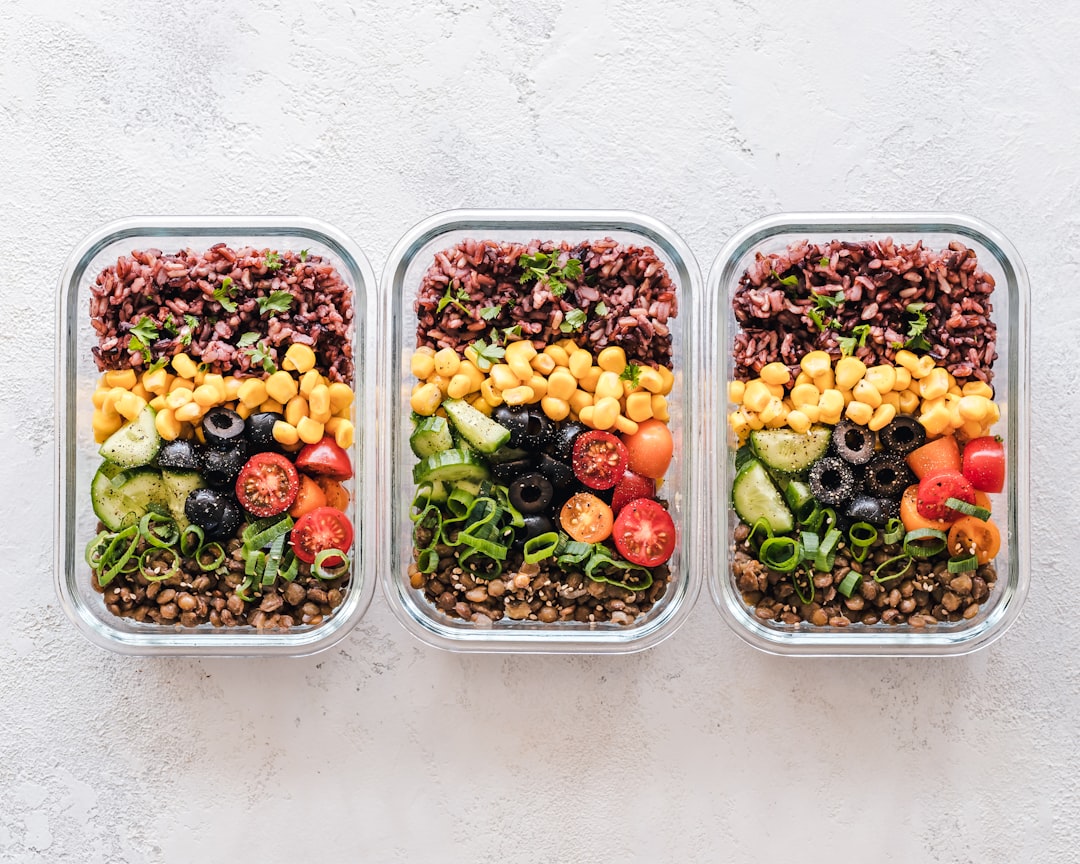 Saladas coloridas em pratos brancos representando refeições com baixa densidade calórica e alta saciedade