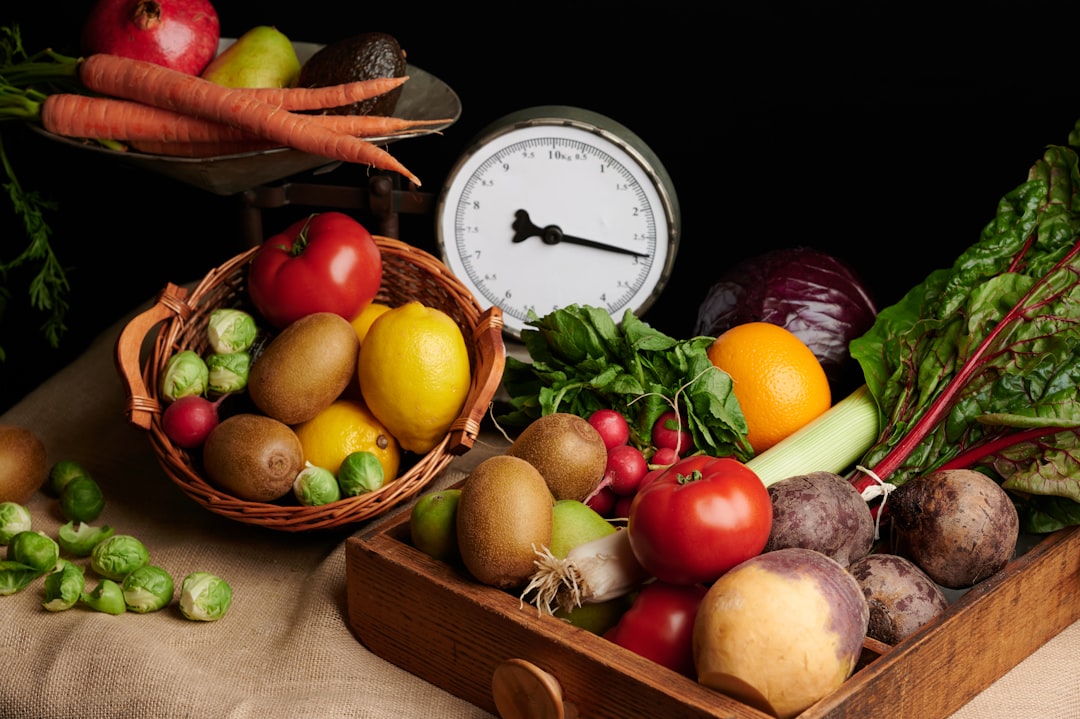 Caixa de madeira com vegetais frescos variados, ingredientes-base para receitas fit fáceis e cardápio semanal